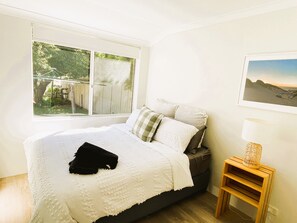 5 bedrooms, iron/ironing board, WiFi, bed sheets