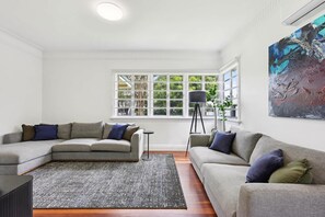 TV - Spacious 3-Bed Home in Morningside with Backyard (Morningside)