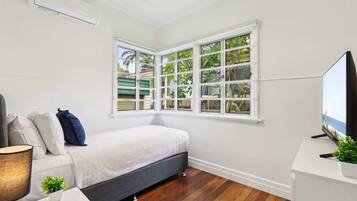 3 bedrooms, iron/ironing board, WiFi, bed sheets