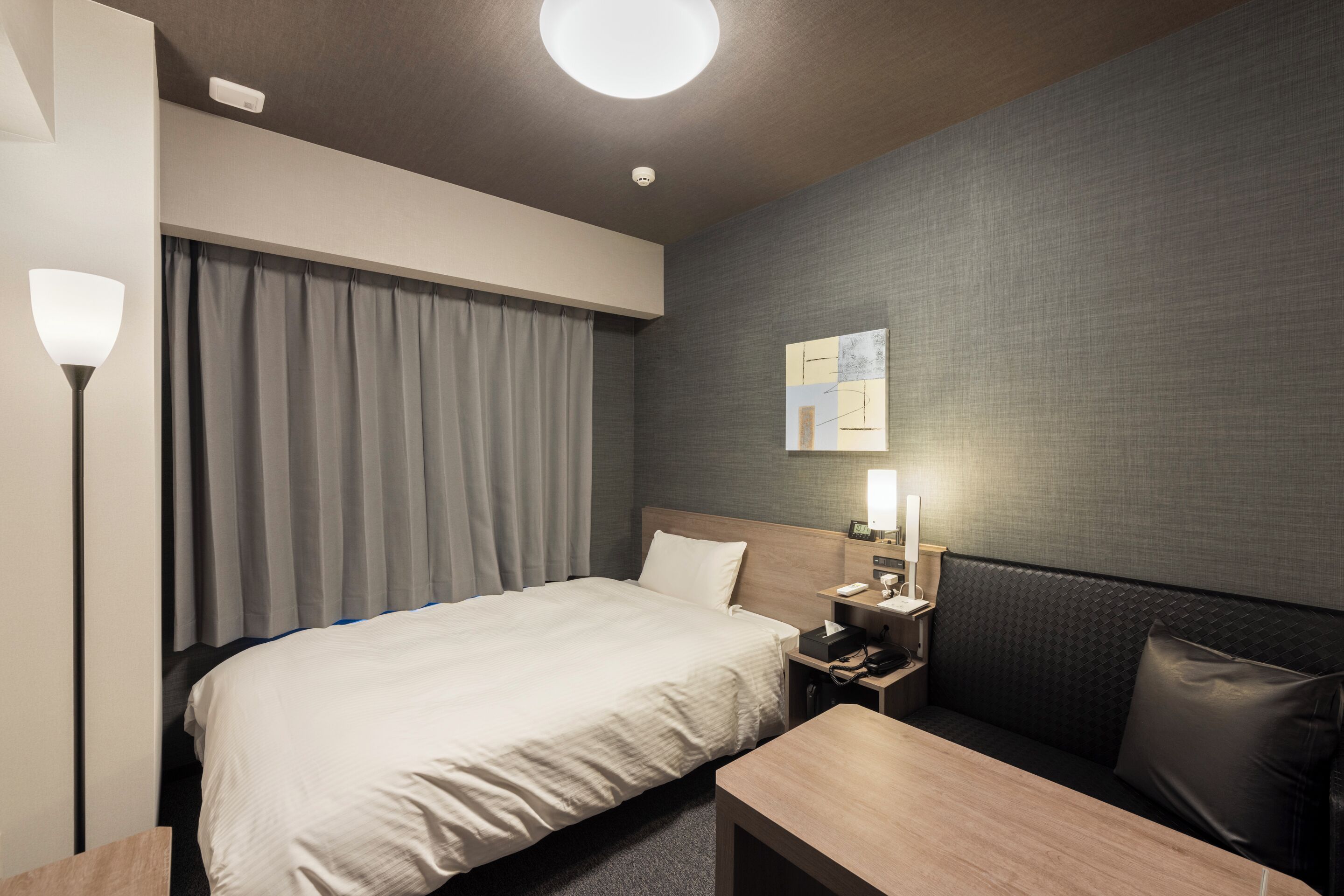 Desk, laptop workspace, WiFi (free), bed sheets