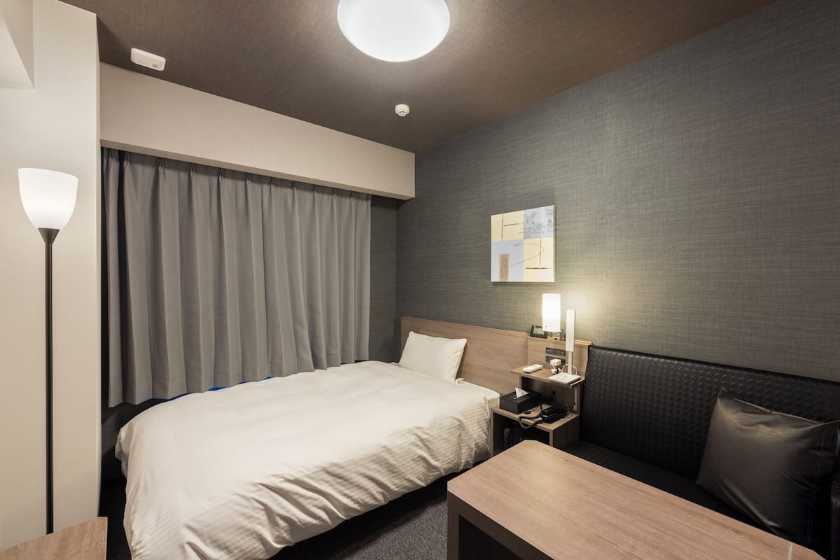 Desk, laptop workspace, WiFi (free), bed sheets