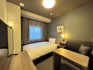 Una scrivania, postazione laptop, Wi-Fi gratuito, lenzuola