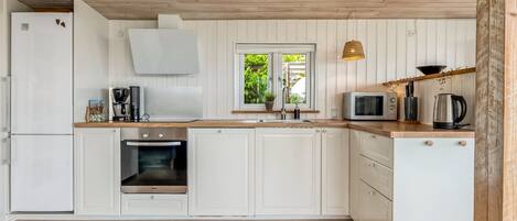 Fridge, microwave, dishwasher, cookware/dishes/utensils