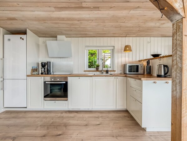 Fridge, microwave, dishwasher, cookware/dishes/utensils