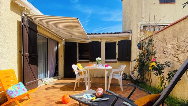 A patio with outdoor furniture, a table, and a volleyball. - 🌼 Villa aux Capellans with terrace and pool 🌼 (Saint-Cyprien)