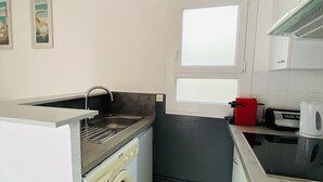 A compact kitchen with a built-in washing machine, a sink, and a window. - 🌼 Villa aux Capellans with terrace and pool 🌼 (Saint-Cyprien)