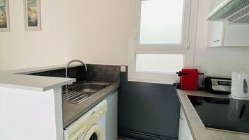 Réfrigérateur, micro-ondes, plaque de cuisson, cafetiÚre/bouilloire