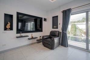 Living area - Beautiful 4 bedroom pool villa - close to beaches (Tambon Rawai)