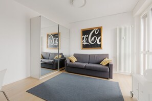Flat-screen TV - GuestHost - Savona- Navigli District Cosy Studio with balcony (Milano)