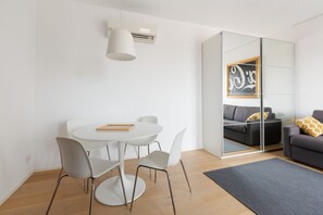 Dining - GuestHost - Savona- Navigli District Cosy Studio with balcony (Milano)