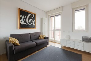 Flat-screen TV - GuestHost - Savona- Navigli District Cosy Studio with balcony (Milano)