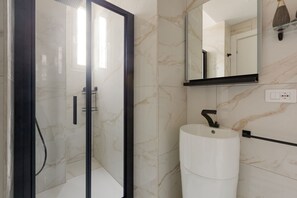 Shower, hair dryer, bidet, towels