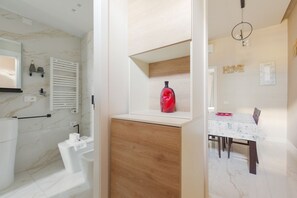 Douche, sèche-cheveux, bidet, serviettes fournies