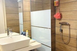 Dusche, Handtücher, Seife, Toilettenpapier