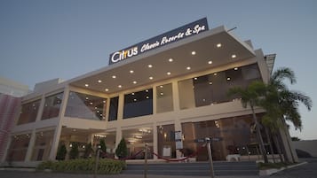 Vista frontal de la propiedad