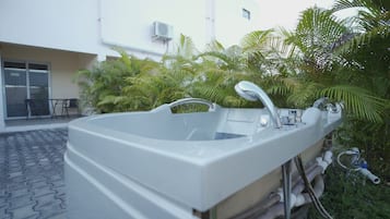 Junior Suite | 1 bedroom, iron/ironing board, free WiFi