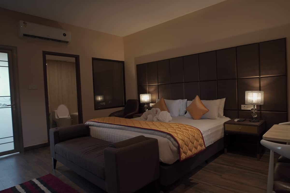 Premier Room | 1 bedroom, iron/ironing board, free WiFi