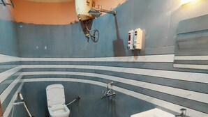 Un baño con inodoro, lavamanos y ducha.