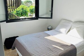1 bedroom, bed sheets - ⛳️ Beautiful, quiet apartment overlooking the Saint-Cyprien golf course ⛳️ (Saint-Cyprien)
