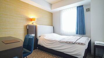 Een bureau, verduisterende gordijnen, een strijkplank/strijkijzer