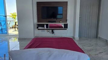 Tabla de planchar con plancha, wifi y ropa de cama