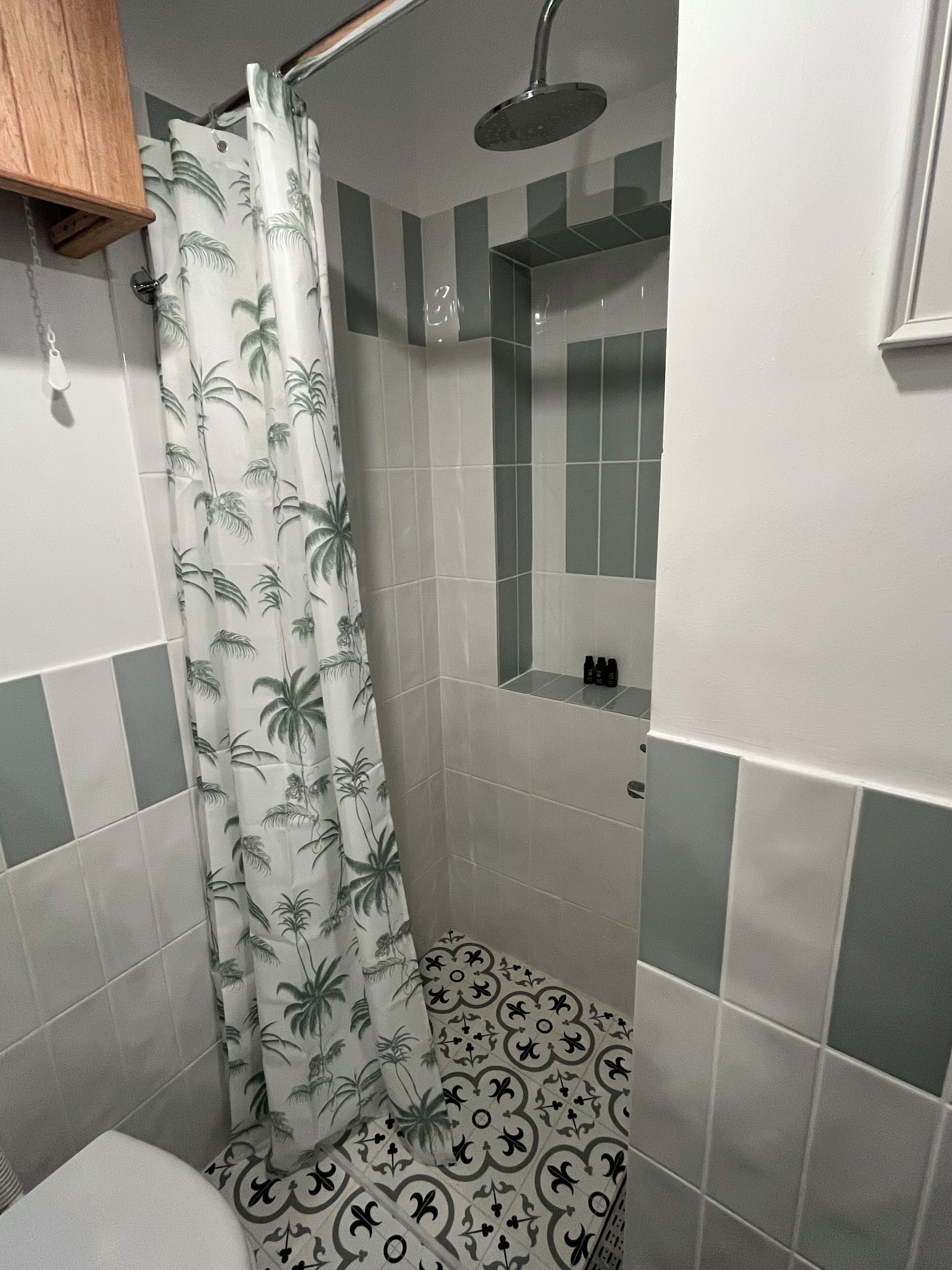 Quarto casal econômico | Banheiro | Chuveiro, secador de cabelo, toalhas de banho, sabonete