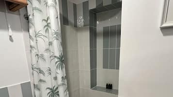 Quarto casal econômico | Banheiro | Chuveiro, secador de cabelo, toalhas de banho, sabonete