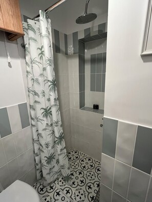 Economy Double Room | Bathroom | Shower, hair dryer, towels, soap - Levant Pension de Luxe  (Istanbul)