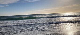 3 minutes to the ocean! A villa for rent with a horizon and a star-filled sky