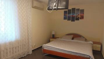 6 bedrooms, iron/ironing board, WiFi, bed sheets