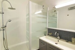 Bathroom - 🌷 Mezzanine apartment on the lagoon with pool 🌷 (Saint-Cyprien)