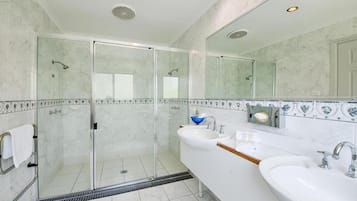 SĂšche-cheveux, serviettes fournies, savon, papier toilette