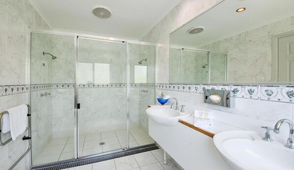 Hair dryer, towels, soap, toilet paper - Wanjii II Pool & Spa Getaway Vacy (Vacy)