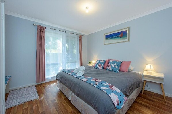 3 habitaciones, espacio para trabajar con laptop y cuna de viaje