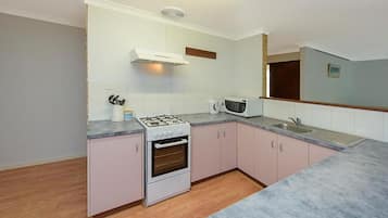 House, Multiple Beds, Non Smoking | Private kitchen | Full-size fridge, microwave, oven, stovetop