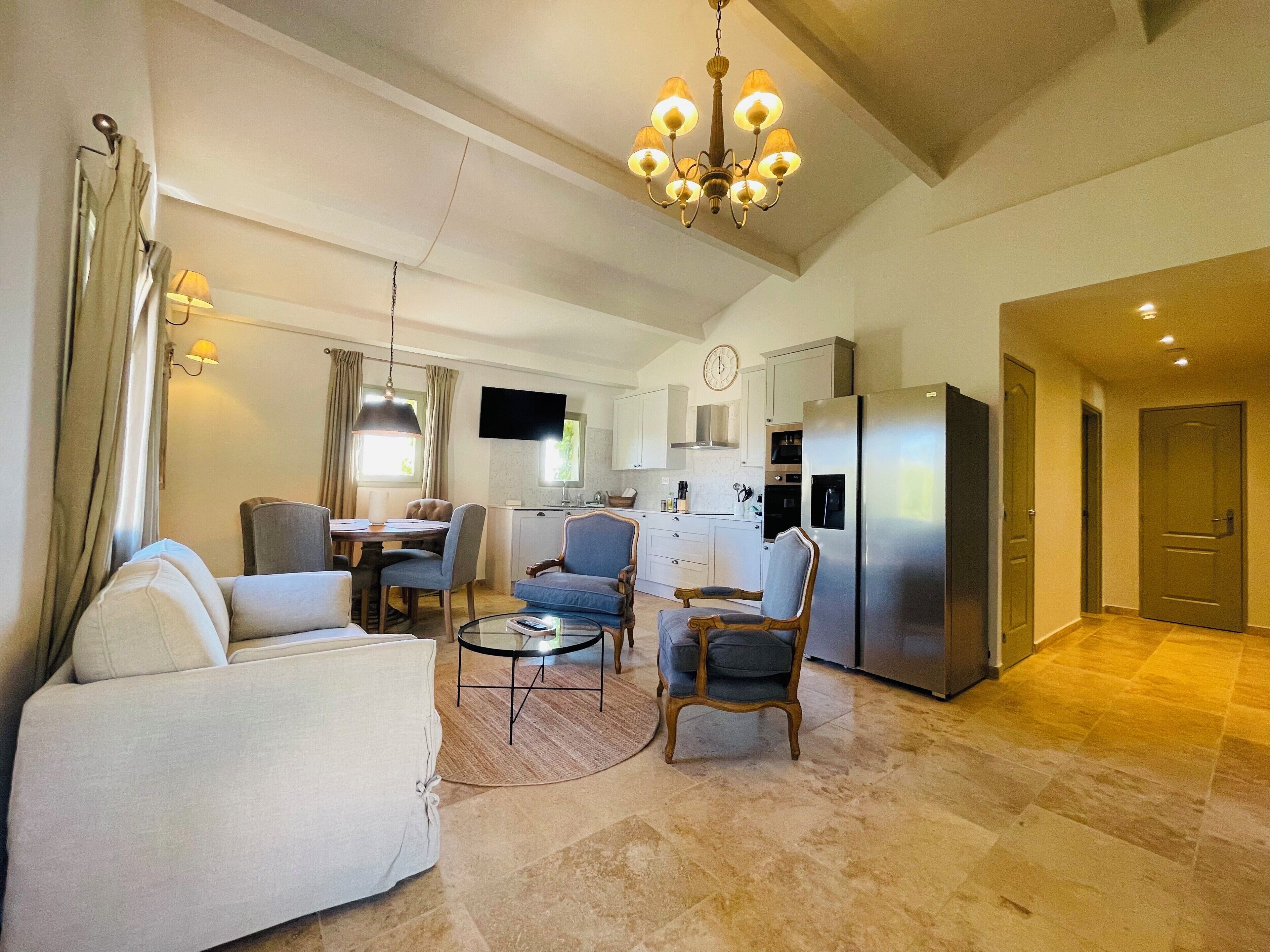 Apartment (6) | Wohnbereich | Fernseher