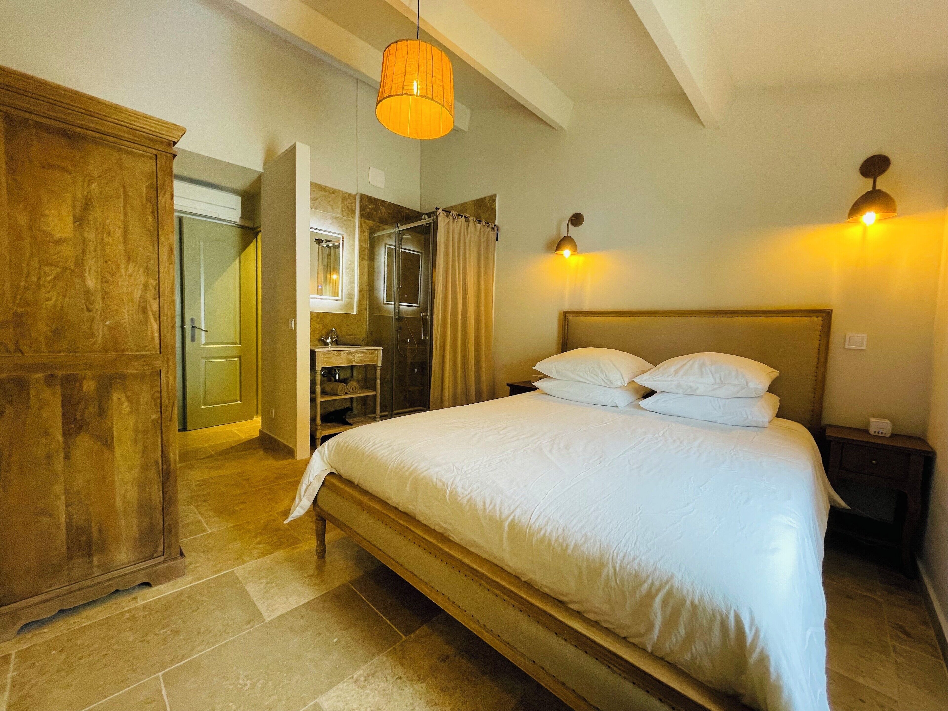 Zimmersafe, Verdunkelungsvorhänge, schallisolierte Zimmer