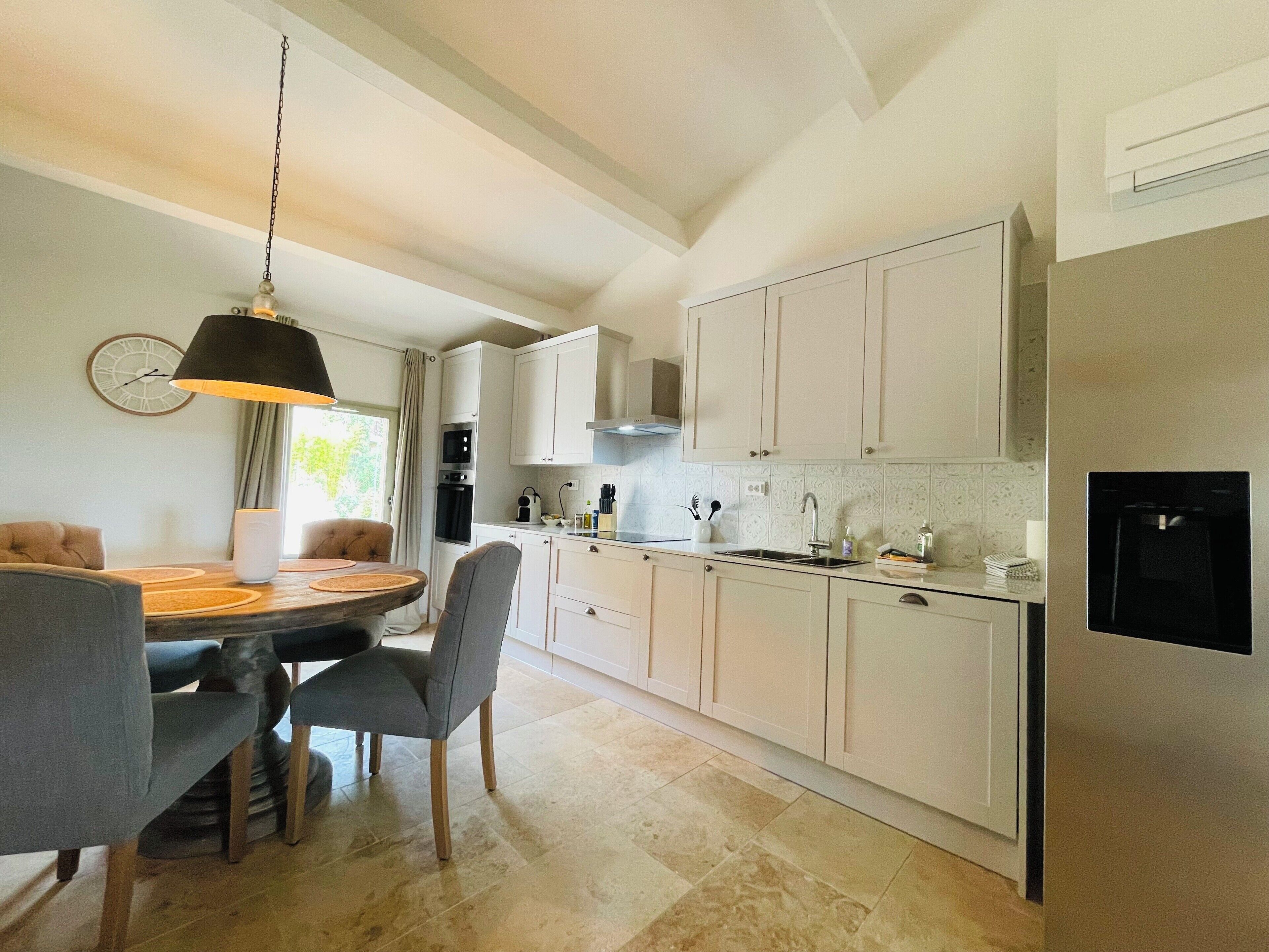 Lemari es besar, microwave, oven, dan kompor