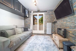 Smart TV - Studio in France near Ski Slopes & City Center (Allos)