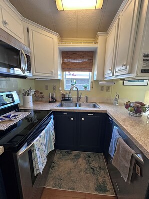 Køleskab, mikrobølgeovn, ovn, kogeplade