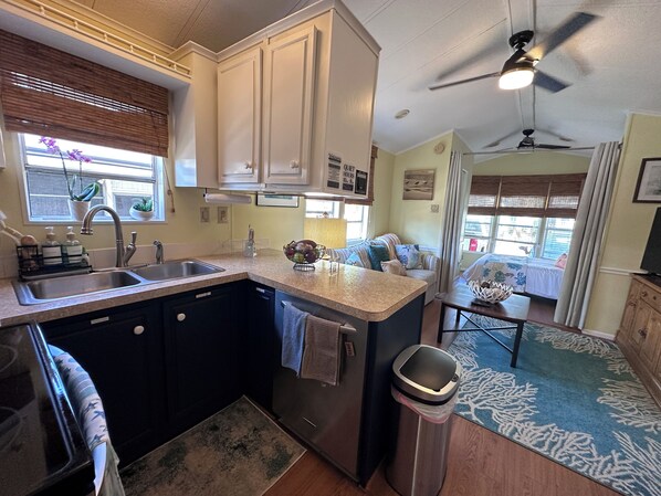 Køleskab, mikrobølgeovn, ovn, kogeplade