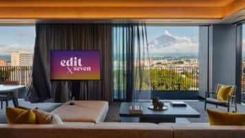 Estudi en suite de luxe, no fumadors, sauna (Penthouse) | Caixa forta a l'habitació, cortines opaques i planxa i posts de planxar