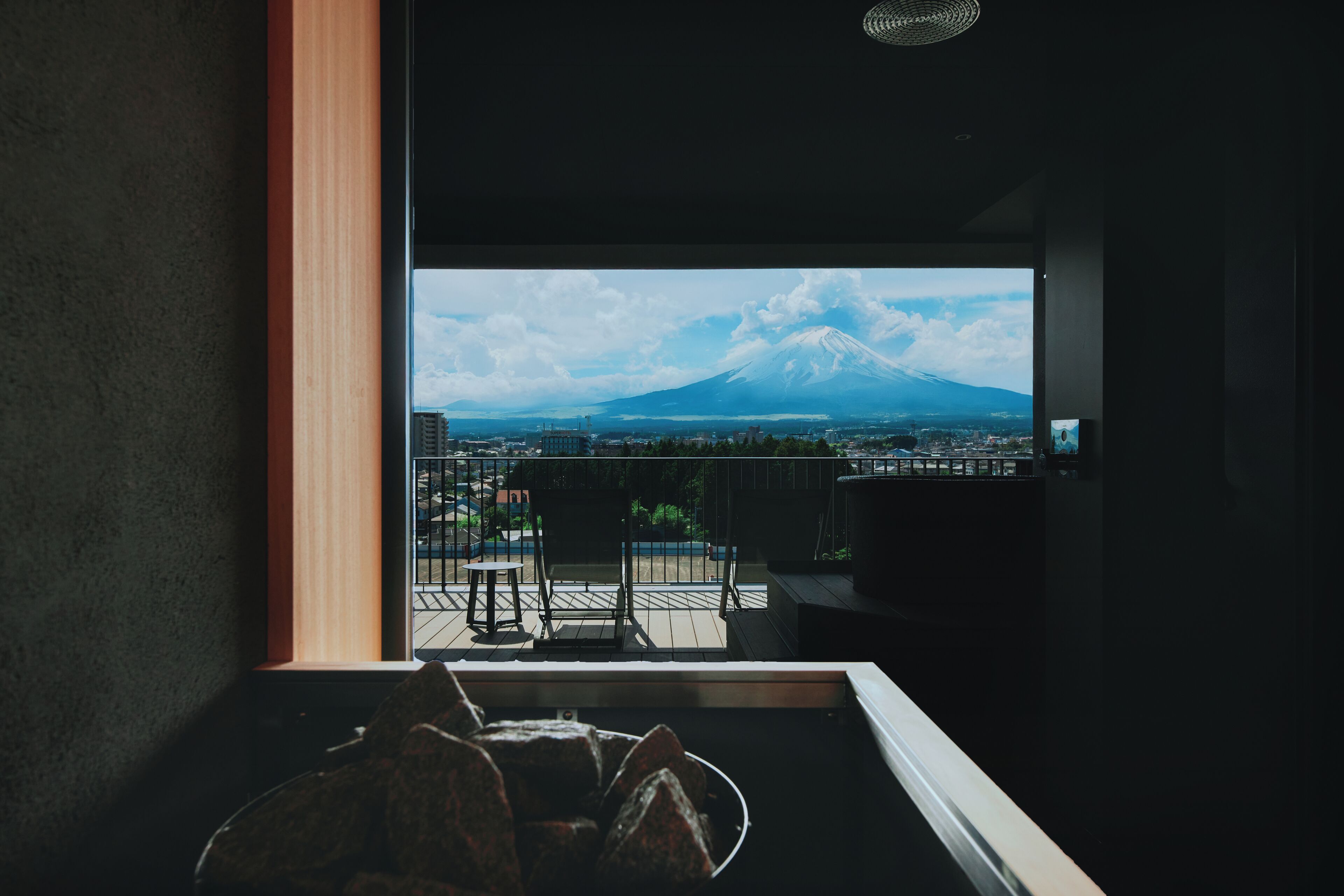Quarto com vista para uma montanha.