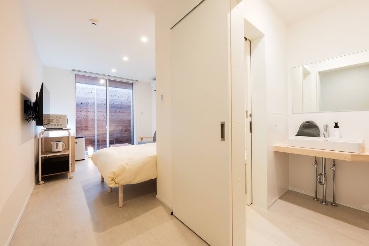 Espacio para trabajar con laptop, wifi gratis y ropa de cama