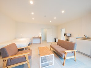 Habitación triple estándar, balcón, mezzanine | Cocina privada | Microondas 