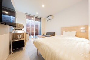 Habitación doble estándar, 1 cama individual grande, para no fumadores, balcón | Espacio para trabajar con laptop, wifi gratis y ropa de cama 