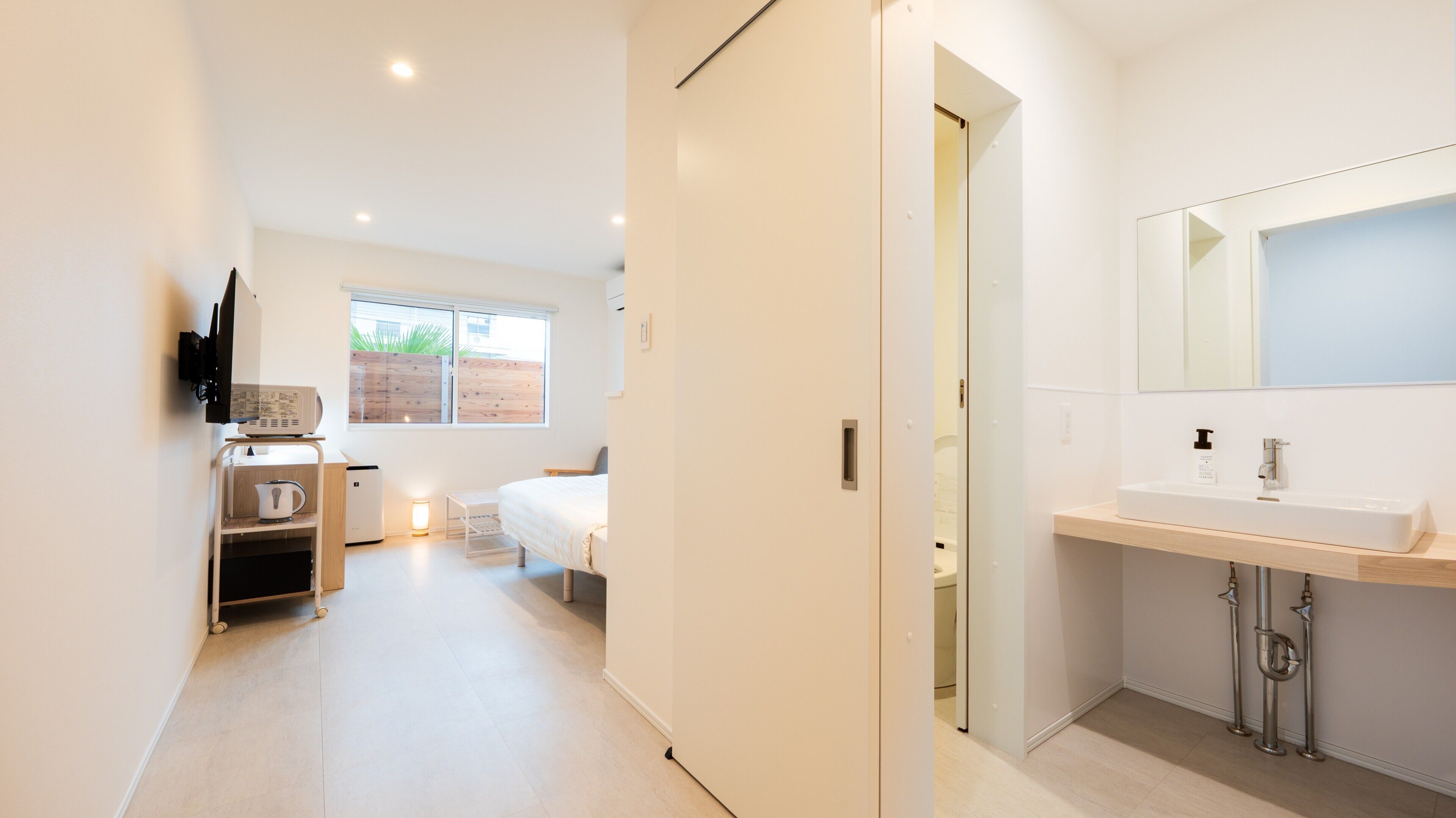 Espacio para trabajar con un portátil, wifi gratis, ropa de cama