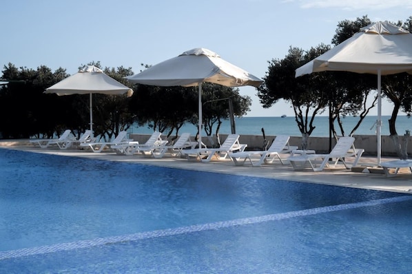 Pool - Xazri Villas Soothing 4-bedroom villa with AC and WiFi in Baki (Baki)