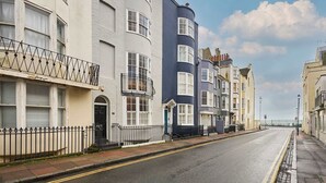 A row of terraced houses with a clear road in front. - Host Stay Bedford Street (Brighton)