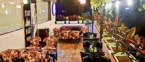 Desayuno completo (INR 250 por persona)